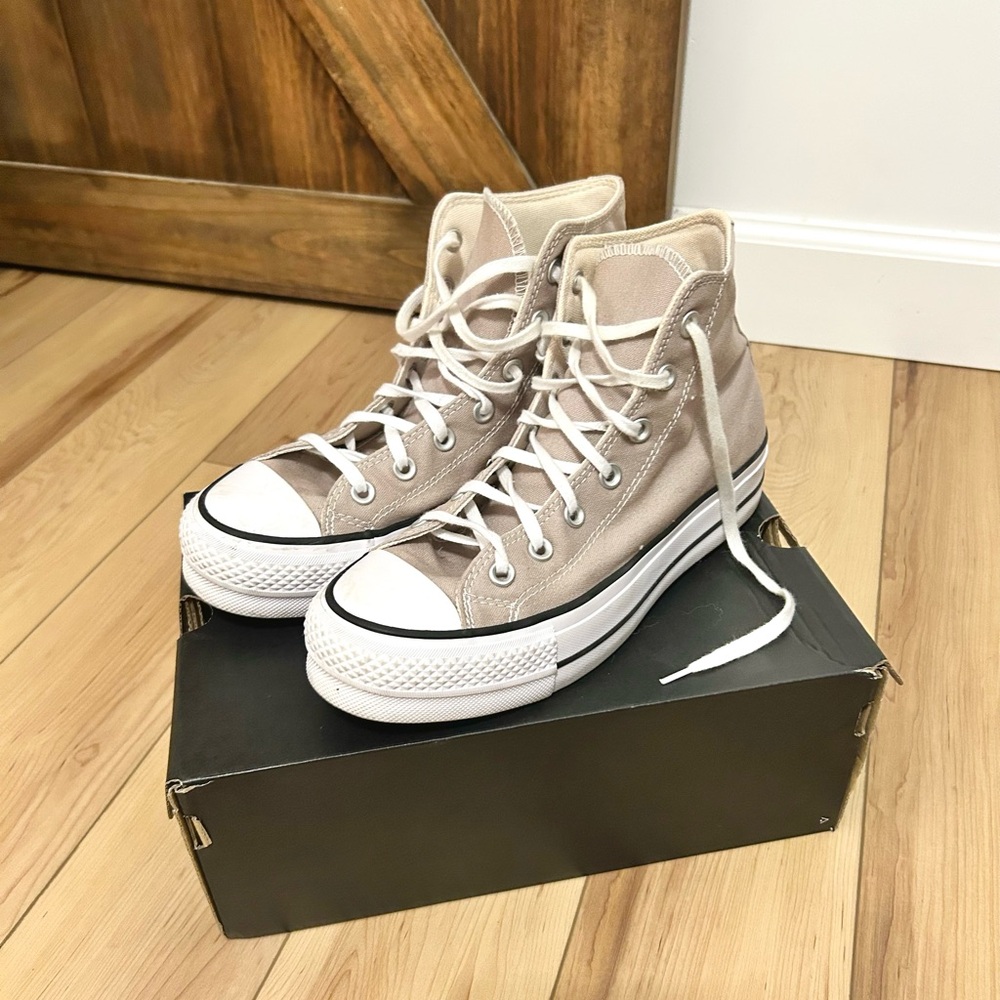 Tan W Converse